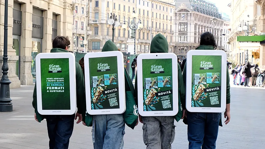 Walker con zaini digitali Ahead Vision™ per le strade di Milano